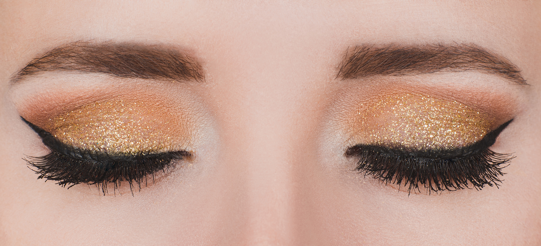 Makeup with gold glitter.